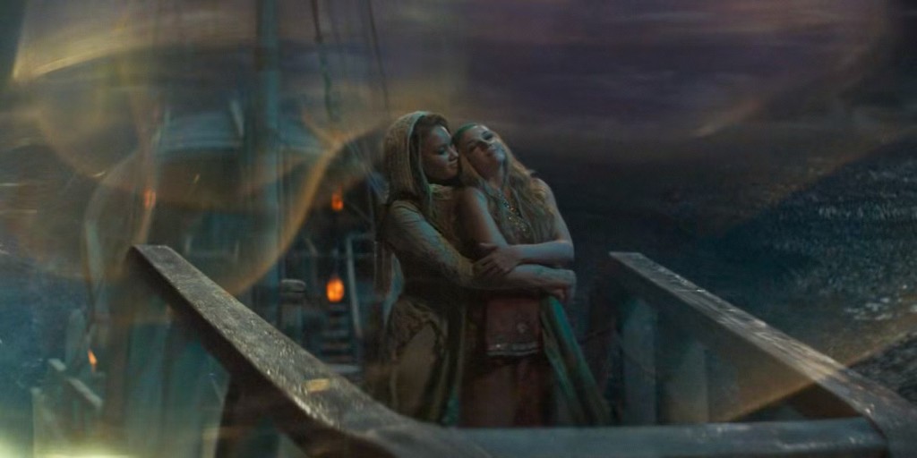 Elayne et Aviendha réunies, sur un bateau du Peuple de la mer, dans le rêve de la Fille-Héritière